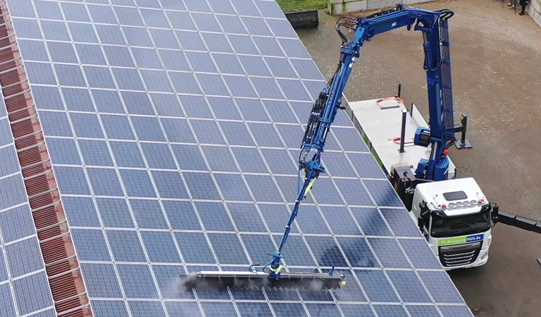 SunBrush Crane Limpieza solar de tejados